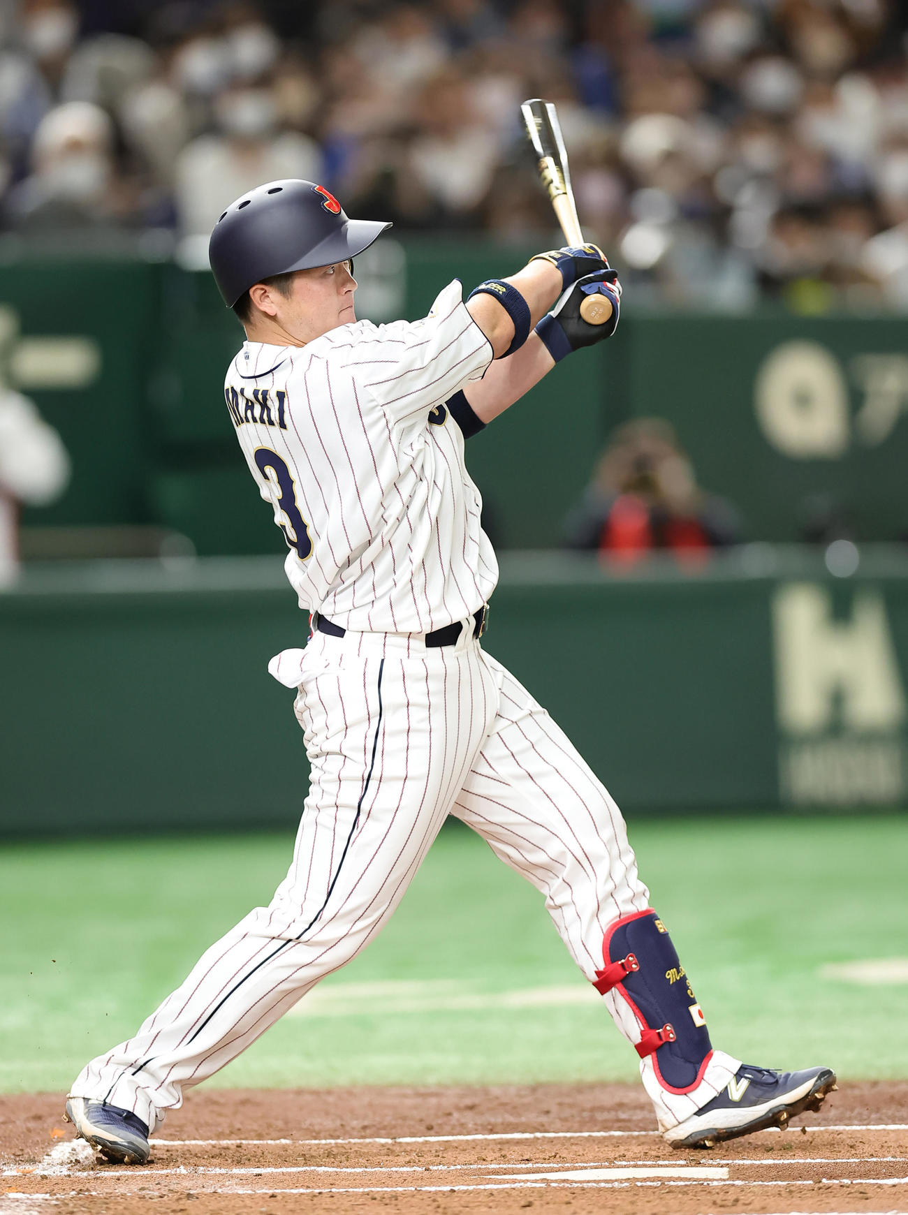 22年11月、強化試合の日本ハム戦で本塁打を放つ牧