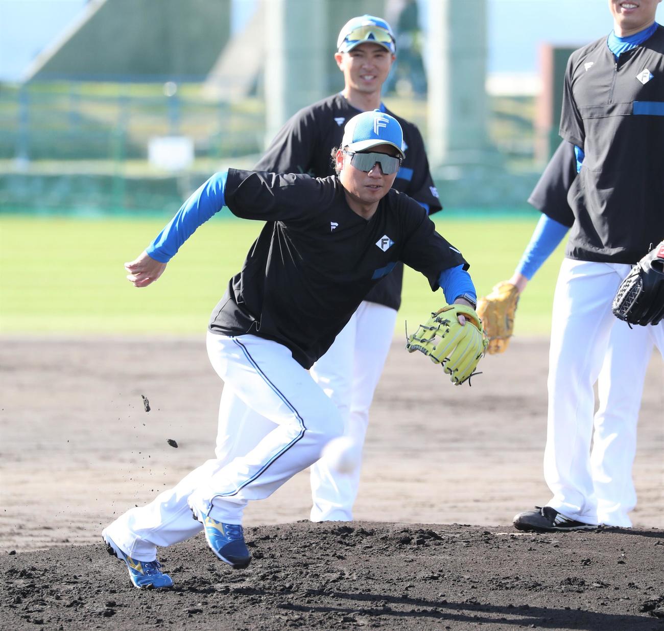 フィールディング練習する日本ハム伊藤（撮影・黒川智章）
