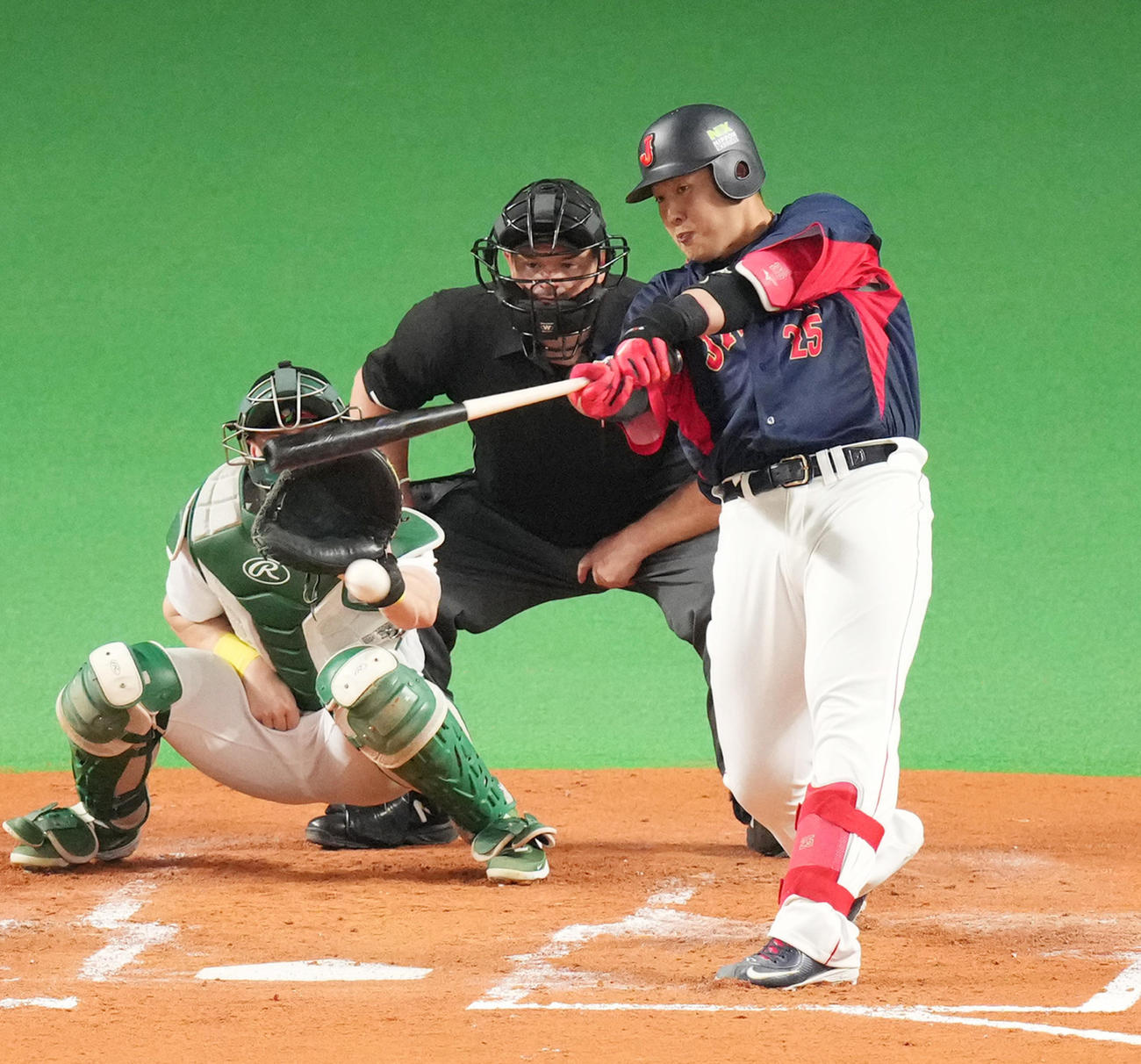 22年11月、オーストラリア戦で左前打を放つ岡本和