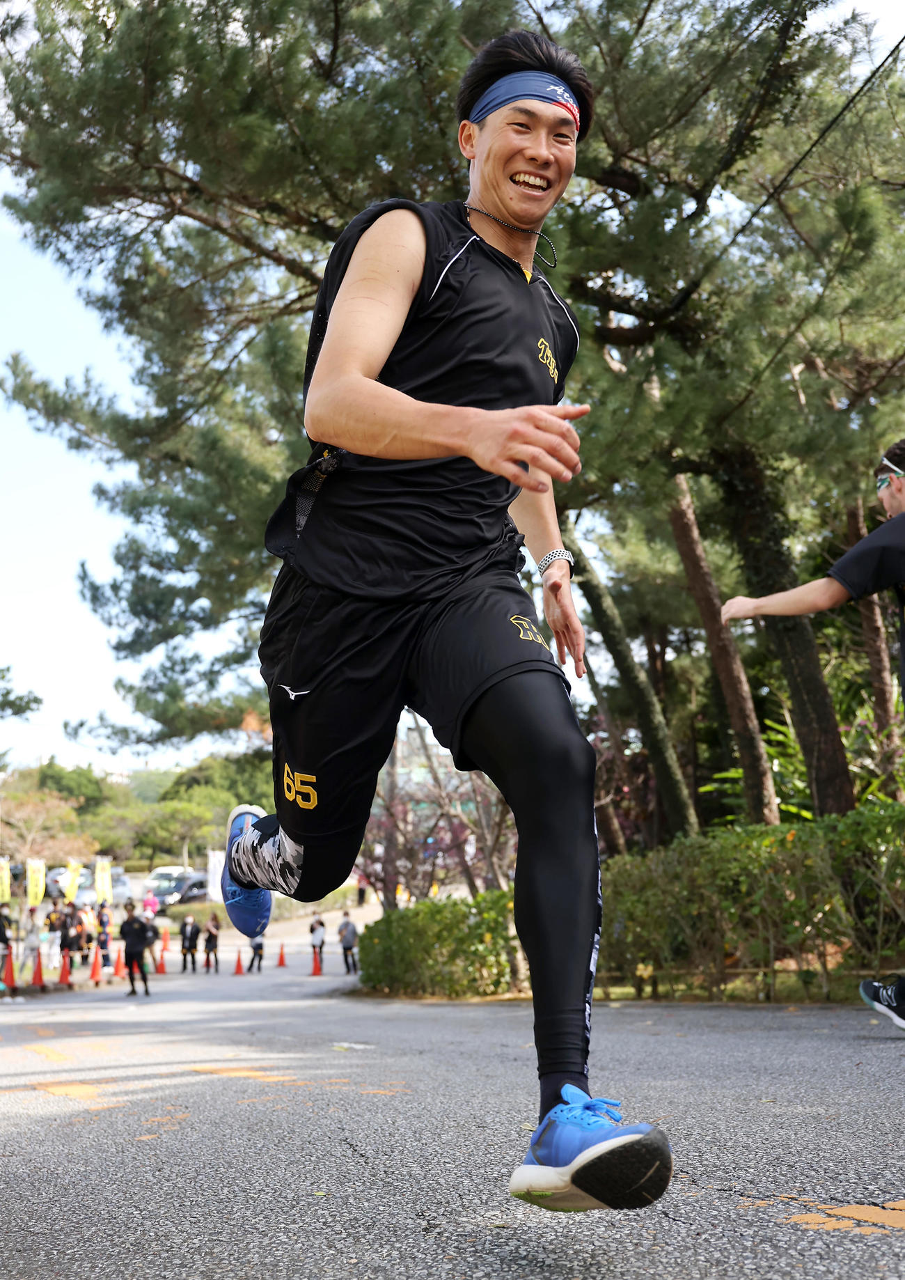 坂道ダッシュで汗を流す阪神湯浅（撮影・上山淳一）