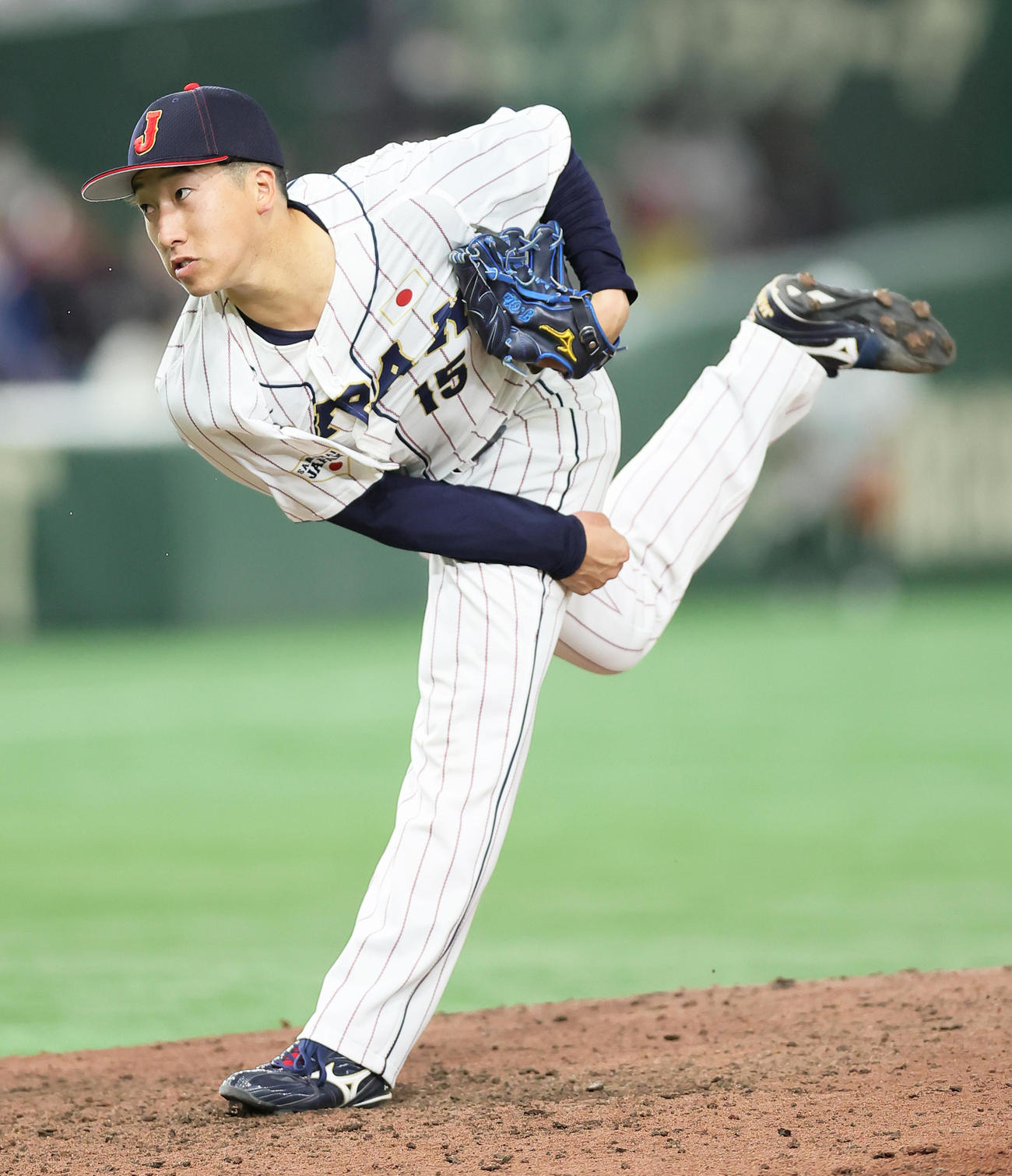 22年11月　日本ハムとの強化試合で力投する大勢