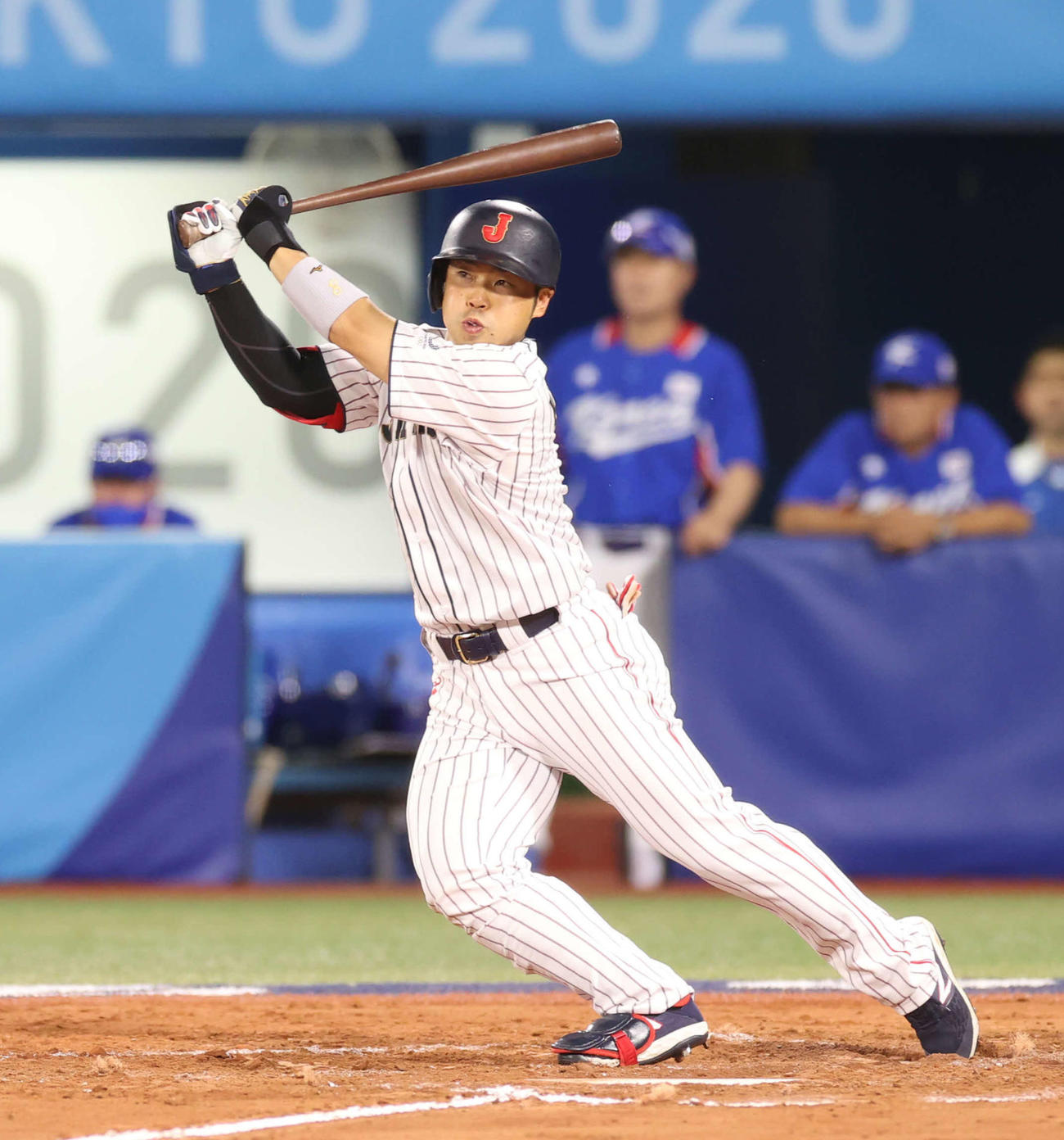 21年8月、東京五輪準決勝の韓国戦で左前打を放つ近藤