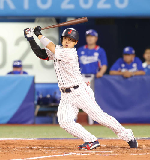 21年8月、東京五輪準決勝の韓国戦で左前打を放つ近藤