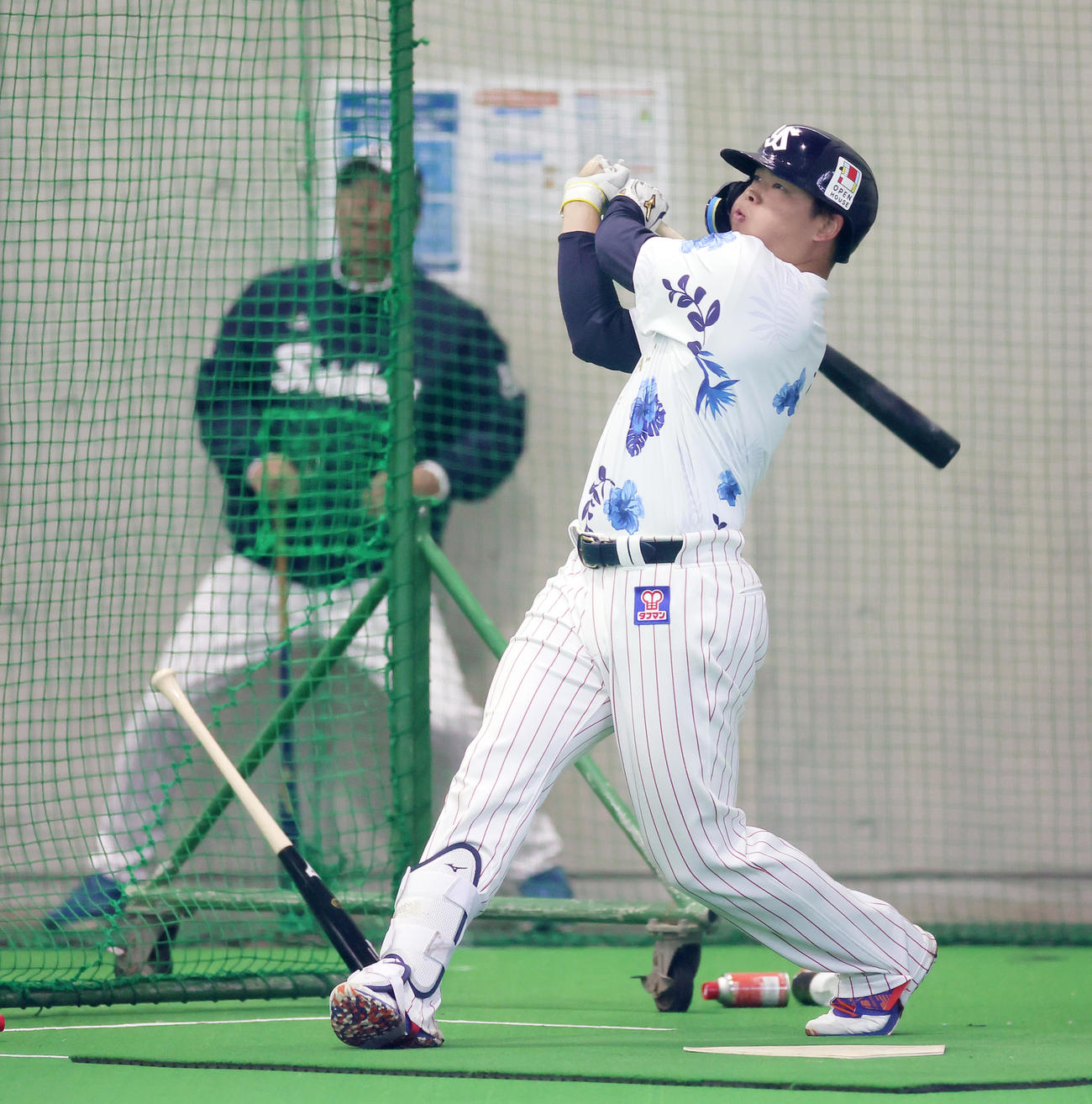 室内での打撃練習するヤクルト村上。後方は高津監督（撮影・足立雅史）