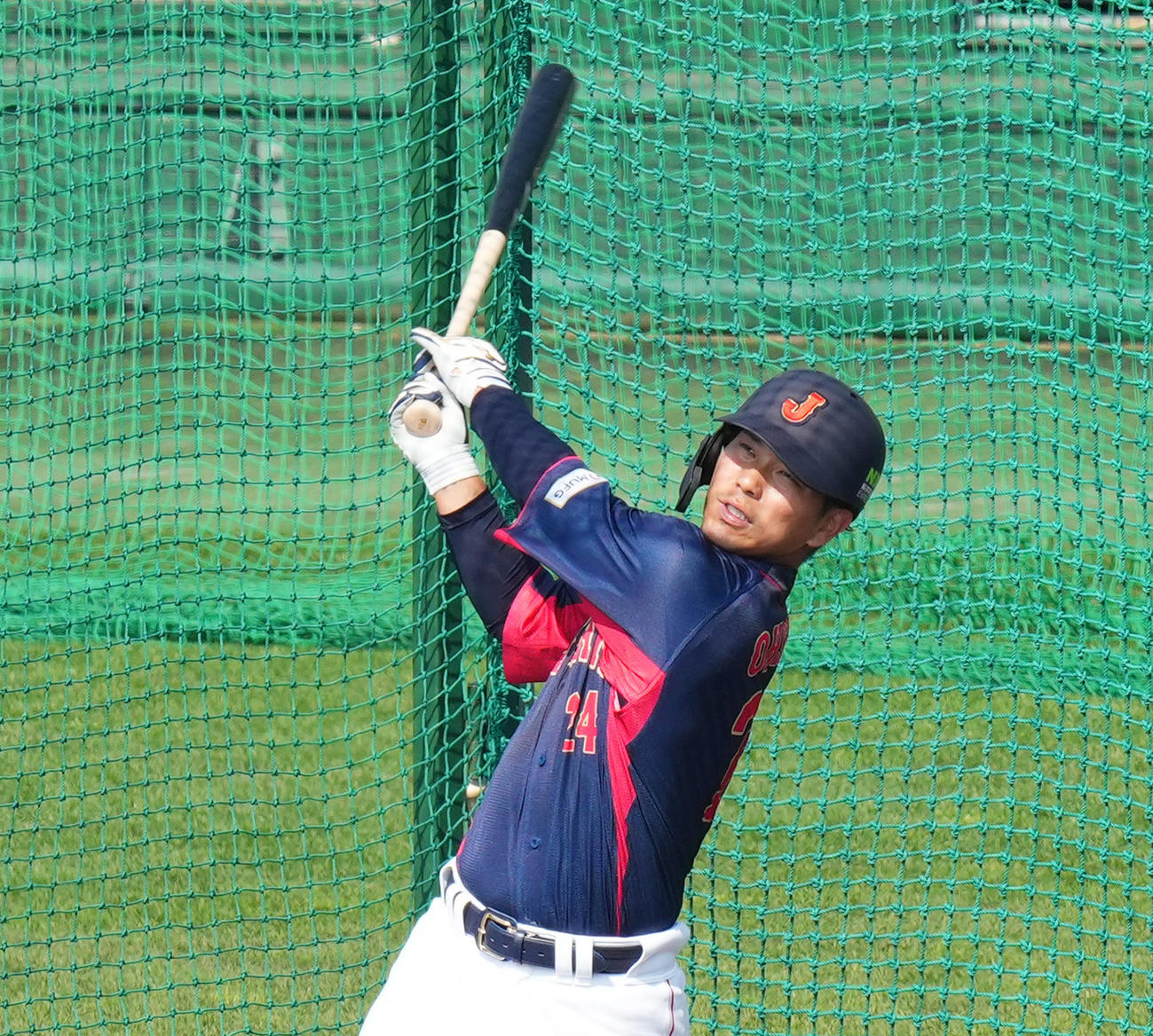 18日、フリー打撃で快音を響かせる大城