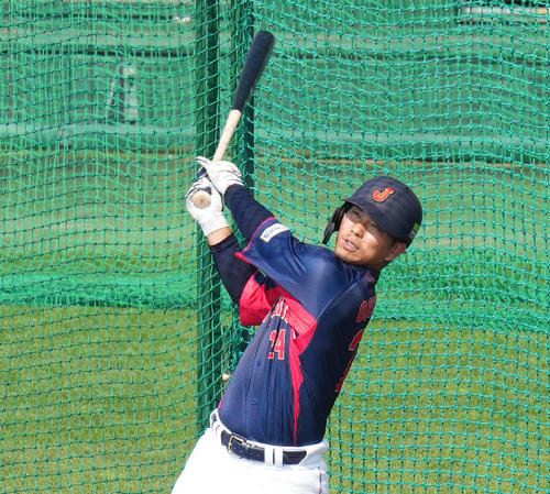 18日、フリー打撃で快音を響かせる大城