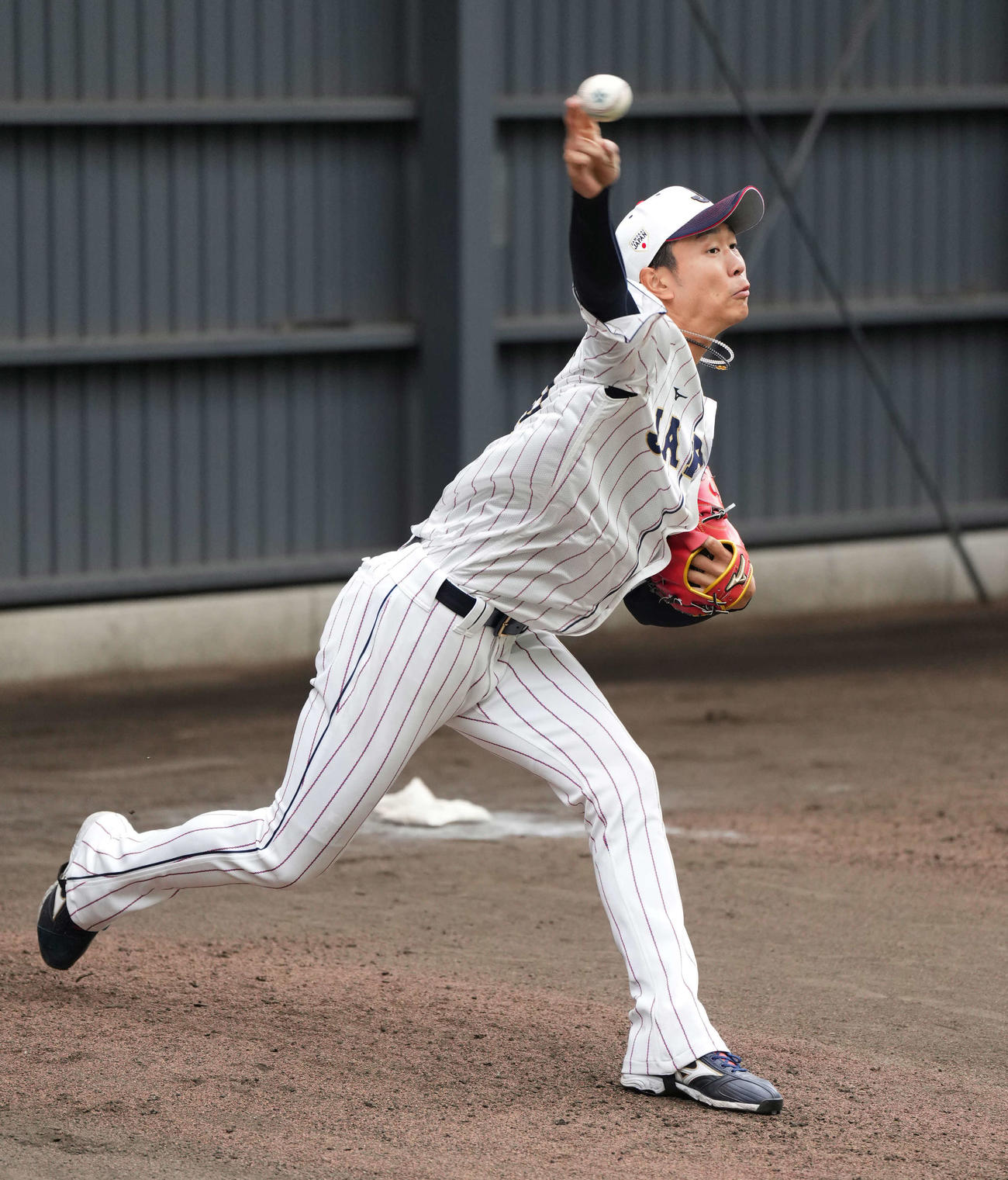 19日、ブルペンで投球練習をする高橋宏