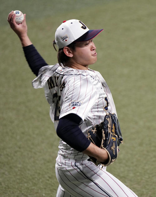 1日、WBC公式球でキャッチボールをする宮城