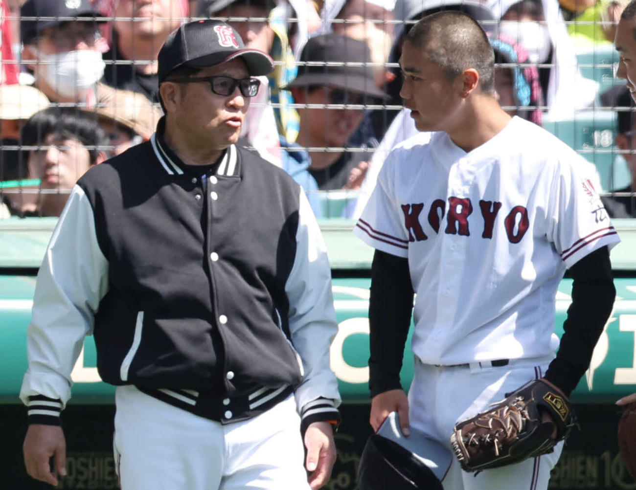 エース高尾（右）に声をかける広陵の中井監督（撮影・宮地輝）