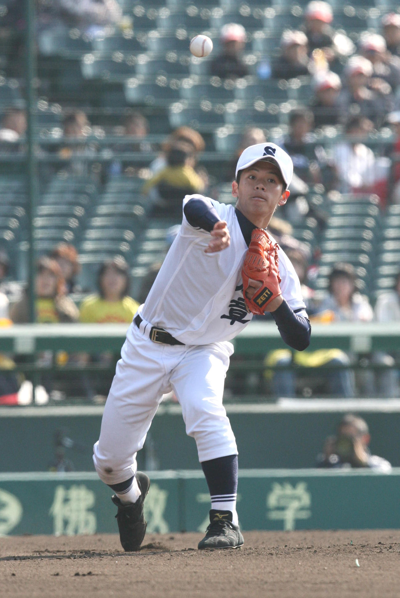 08年3月、センバツの平安戦で投ゴロをさばく成章・小川