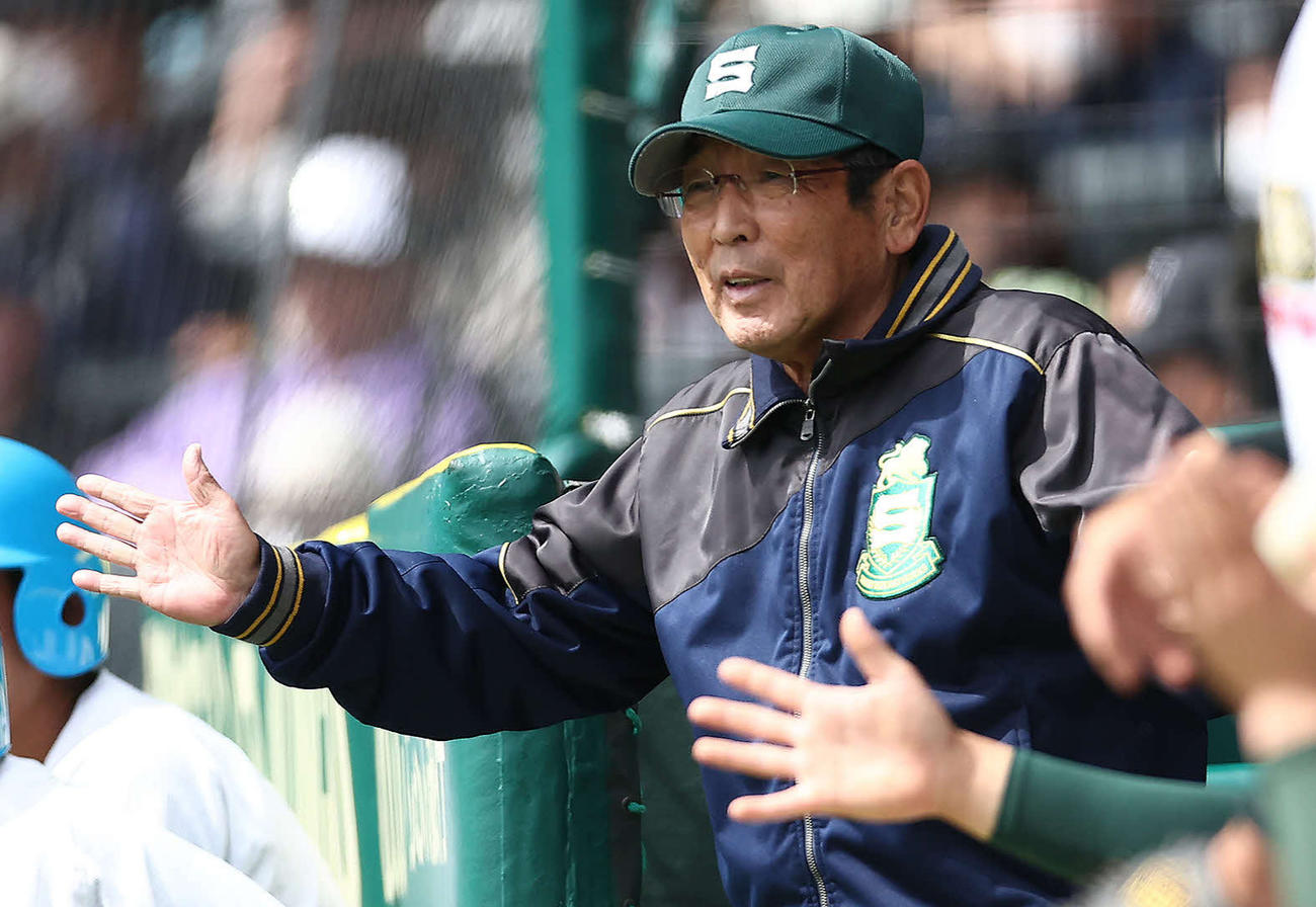 高知対専大松戸　8回裏専大松戸1死一、二塁、広川が左前適時打を放ち、ベンチで笑顔を見せる持丸監督（撮影・河田真司）