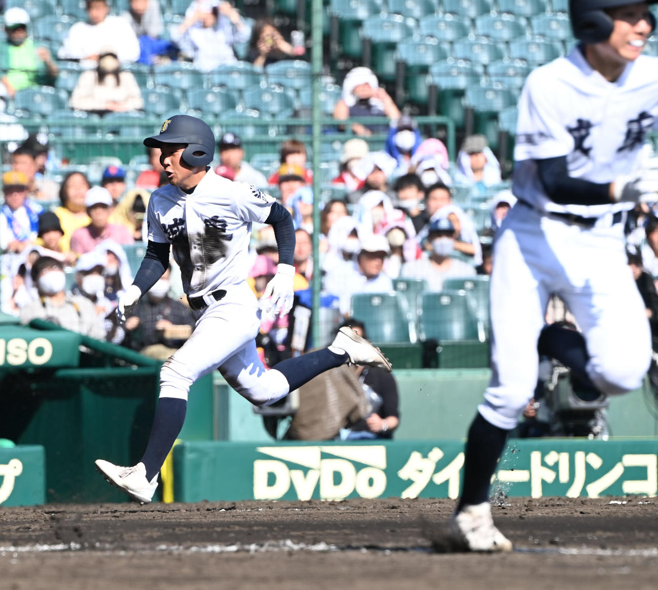 城東対東海大菅生　2回表城東1死一、三塁、長谷のスクイズで生還する森本（撮影・和賀正仁）