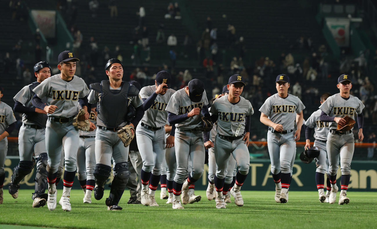 仙台育英対報徳学園　サヨナラ負けを喫し、悔しそうに引き揚げる仙台育英の選手たち（撮影・前田充）