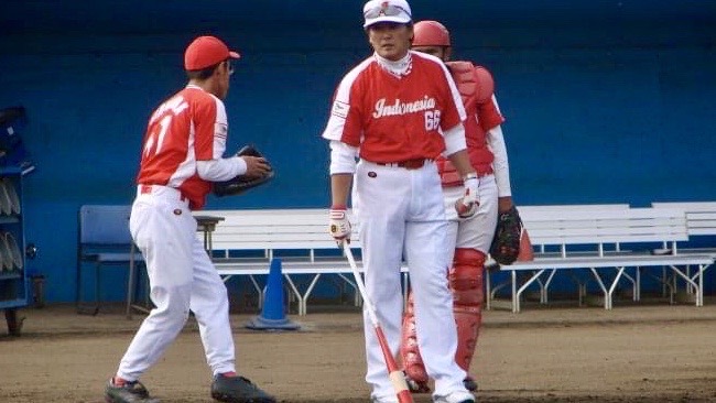 インドネシアで野球を指導する野中氏（野中氏提供）