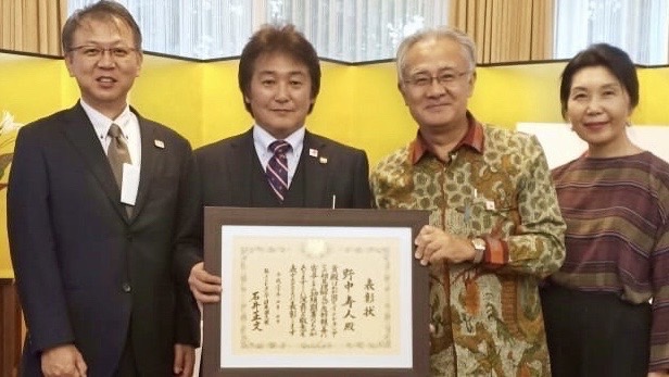 18年に日本インドネシア友好親善の功績などに対し、日本大使館から表彰される野中氏（左から2人目）（野中氏提供）
