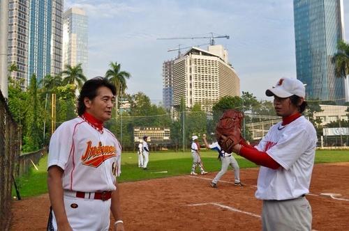 インドネシアで野球を指導する野中氏(左)(野中氏提供)