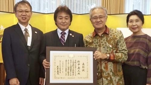 18年に日本インドネシア友好親善の功績などに対し、日本大使館から表彰される野中氏(左から2人目)(野中氏提供)