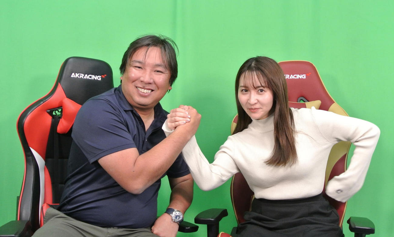 日刊スポーツと「里崎チャンネル」が初コラボで大型企画を立ち上げ、里崎智也氏と袴田彩会さんはがっちり握手ポーズ（撮影・井上真）