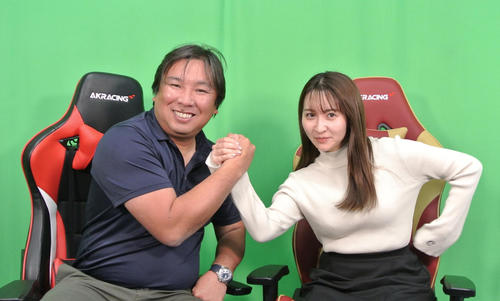 日刊スポーツと「里崎チャンネル」が初コラボで大型企画を立ち上げ、里崎智也氏と袴田彩会さんはがっちり握手ポーズ（撮影・井上真）