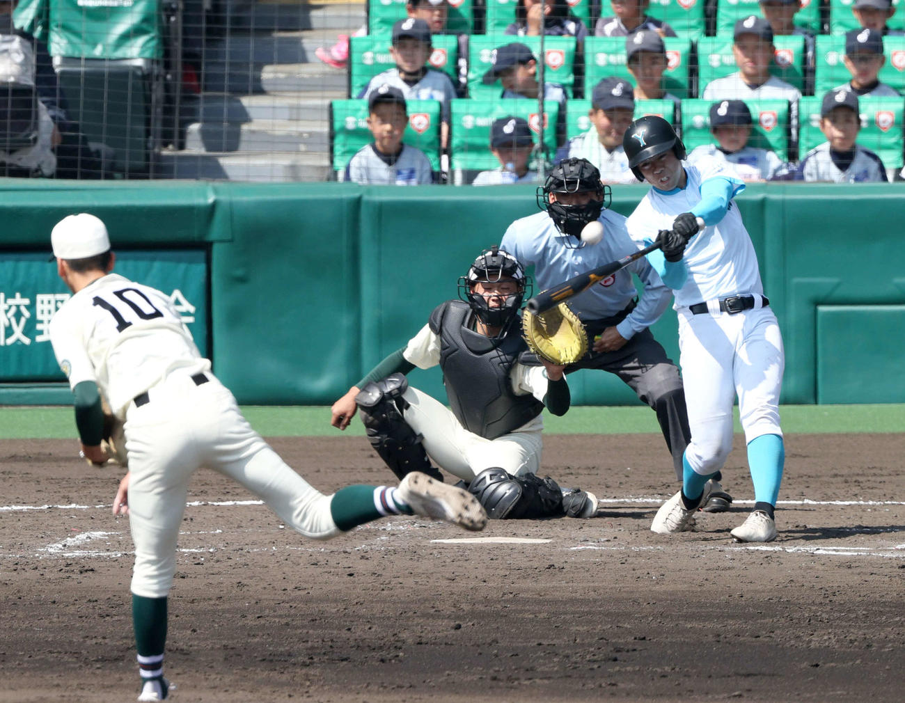 4月、報徳学園戦で2点本塁打を放つ山梨学院・佐仲