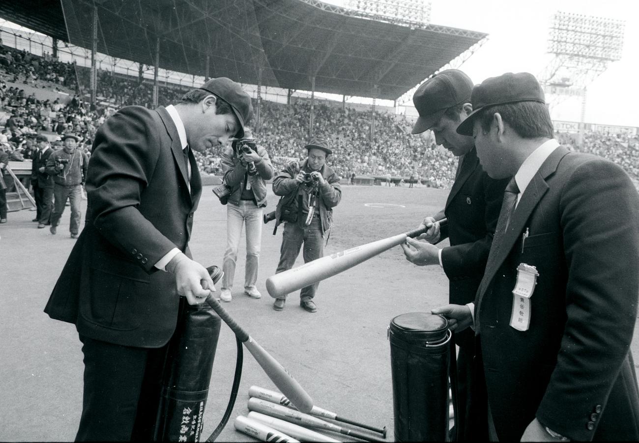 85年3月、センバツ甲子園で試合前に出場校の金属バットを調べる大会関係者