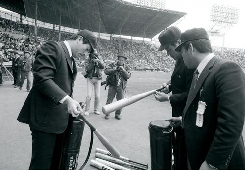 85年3月、センバツ甲子園で試合前に出場校の金属バットを調べる大会関係者
