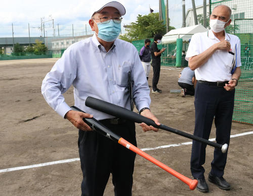 21年9月、日本高野連の田名部顧問は木製バットと新金属バットを持ち説明する