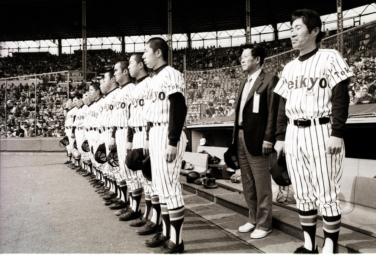 83年3月、敗れて、ベンチ前で池田の校歌を聞く帝京の前田監督（右端）と選手たち