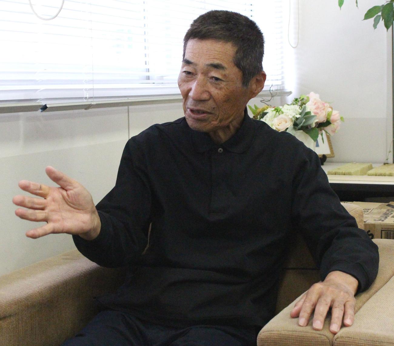 インタビューに答える帝京・前田名誉監督（撮影・保坂恭子）