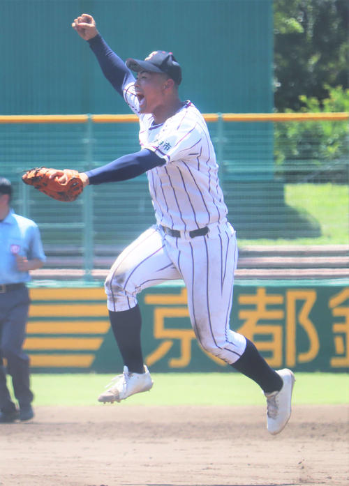 7月21日、京都大会の乙訓戦で勝利し、跳び上がってガッツポーズする京都翔英・小笠原