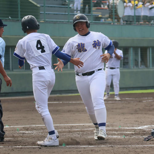 7月19日、和歌山大会の箕島戦で生還する南部高龍神分校・上村(右)