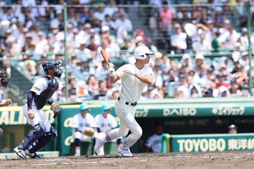 9日、社戦で左前打を放つ日大三・針金