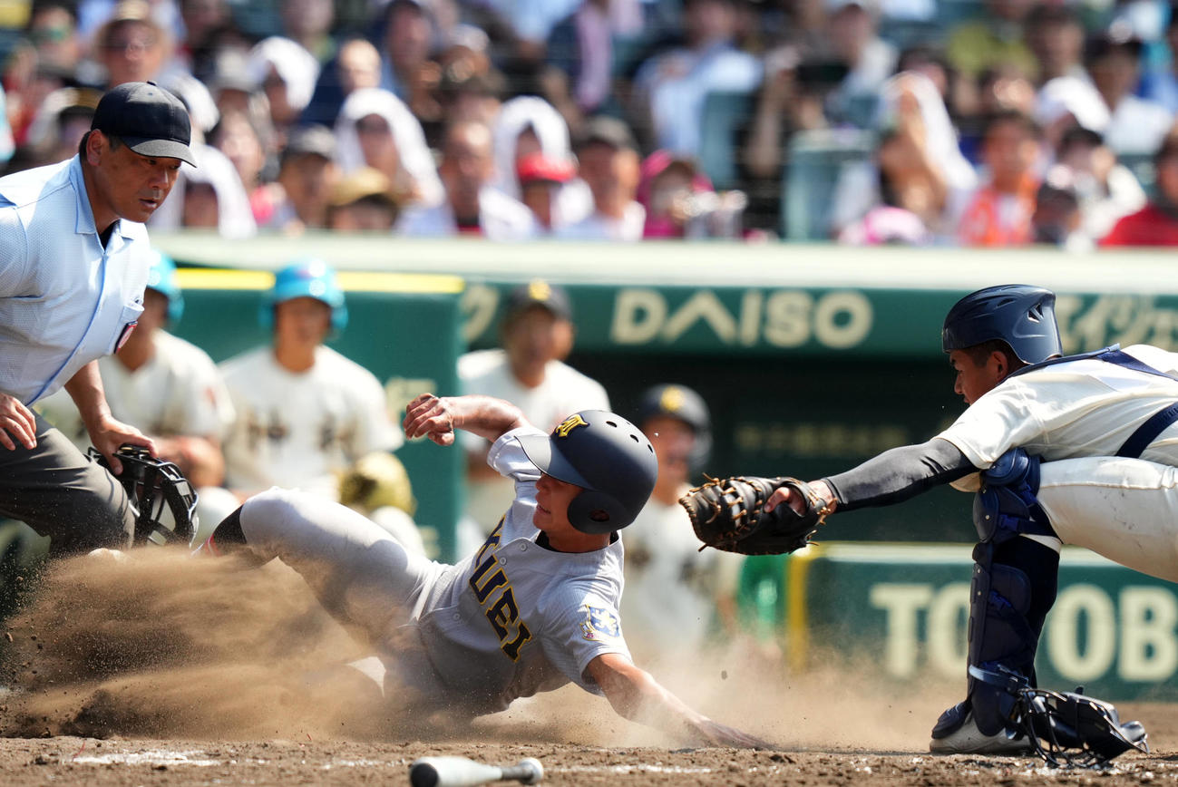 21日、神村学園戦の3回、斎藤の三犠打野選で本塁へ生還する仙台育英・山田（中央）
