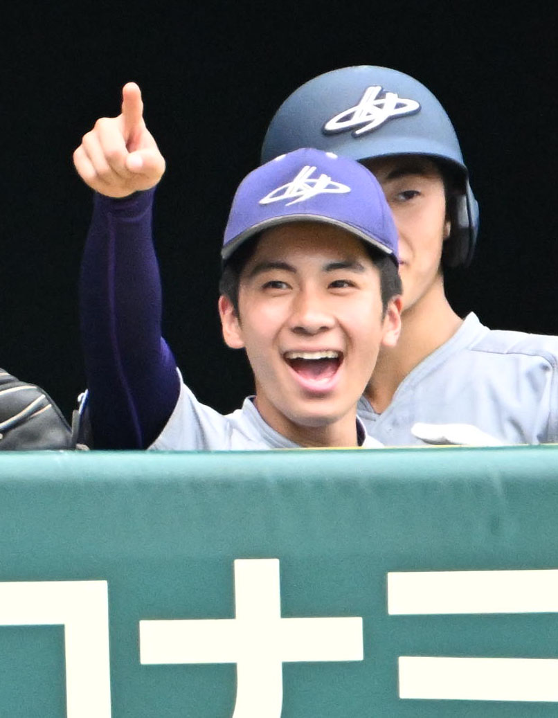 17日、智弁学園戦でベンチから声を出す花巻東記録員の藤沢翼