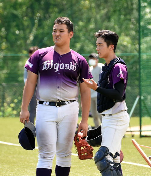 16日、練習中に話し合う花巻東・佐々木麟（左）と藤沢