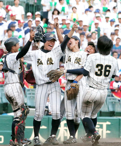 1日、全国高等学校女子硬式野球選手権大会・決勝で岐阜第一に勝利し、歓喜の輪を作る神戸弘陵ナイン