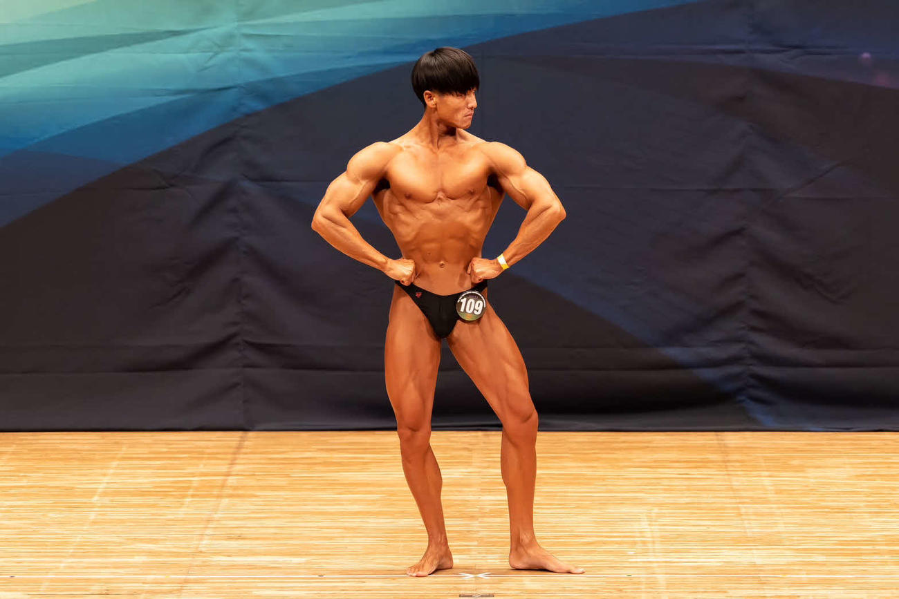 ボディビルの大会で、ポージングを披露する阿波野由真さん（提供　Max MAN TOKYO）