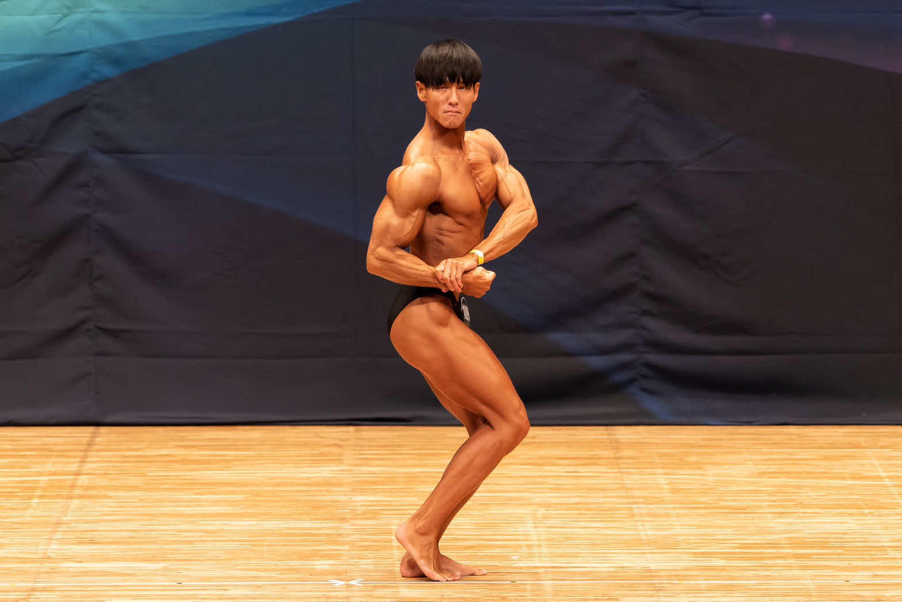 ボディビルの大会で、ポージングを披露する阿波野由真さん（提供　Max MAN TOKYO）