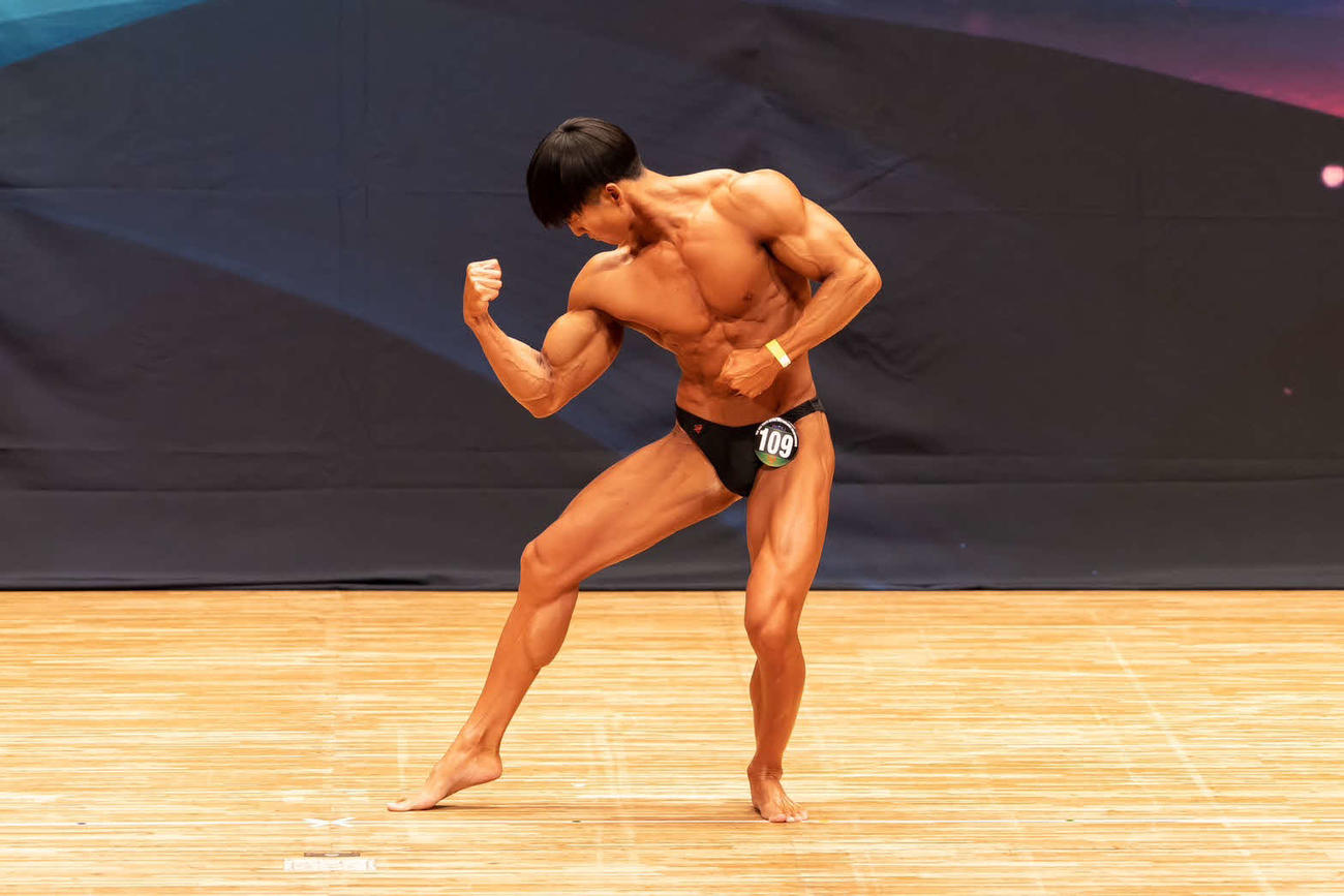 ボディビルの大会で、ポージングを披露する阿波野由真さん（提供　Max MAN TOKYO）