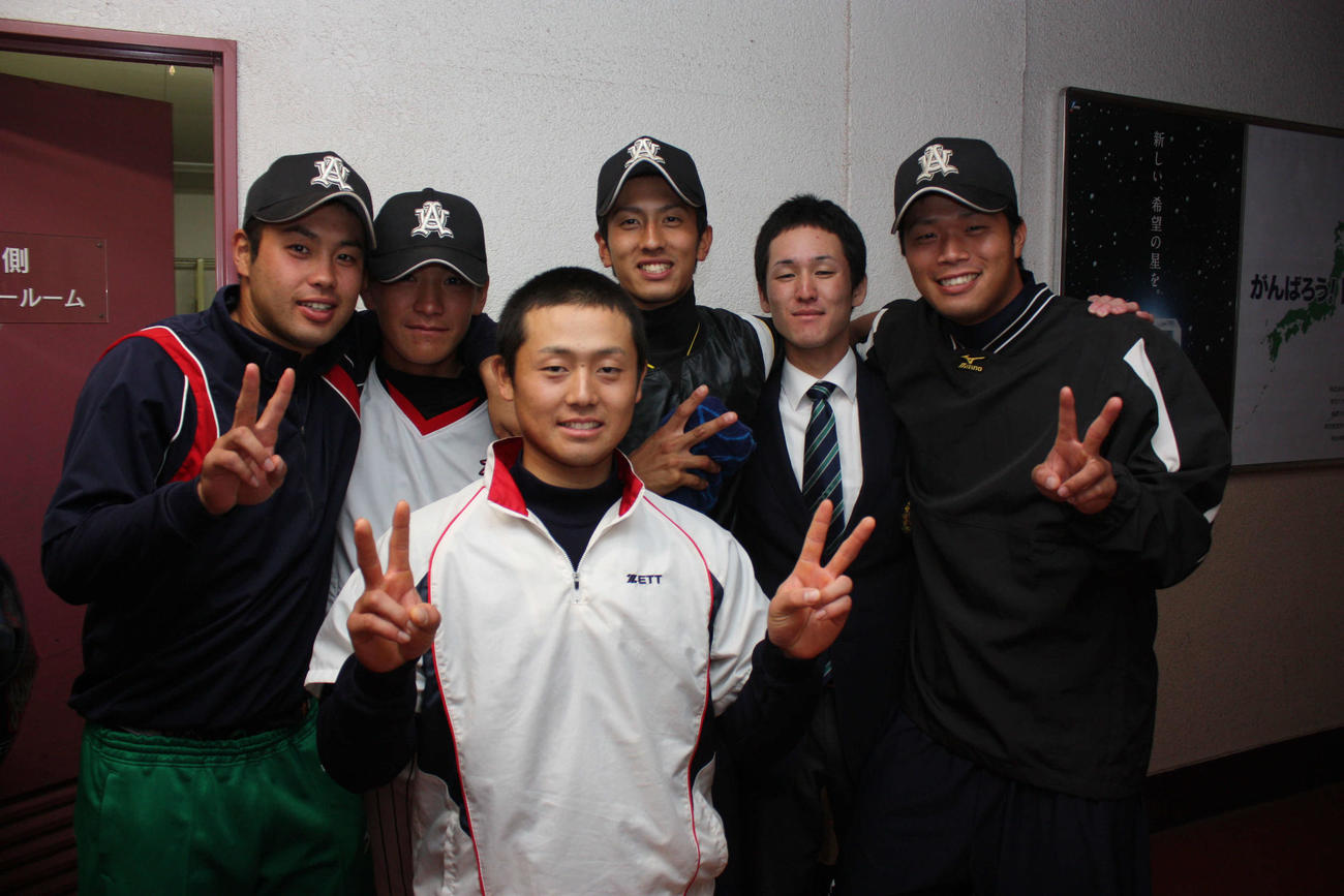 2011年10月、中大に勝利しチームメートと笑顔で写る、当時マネージャーの（右から2番目）阿波野由真さん（撮影＝保坂淑子）