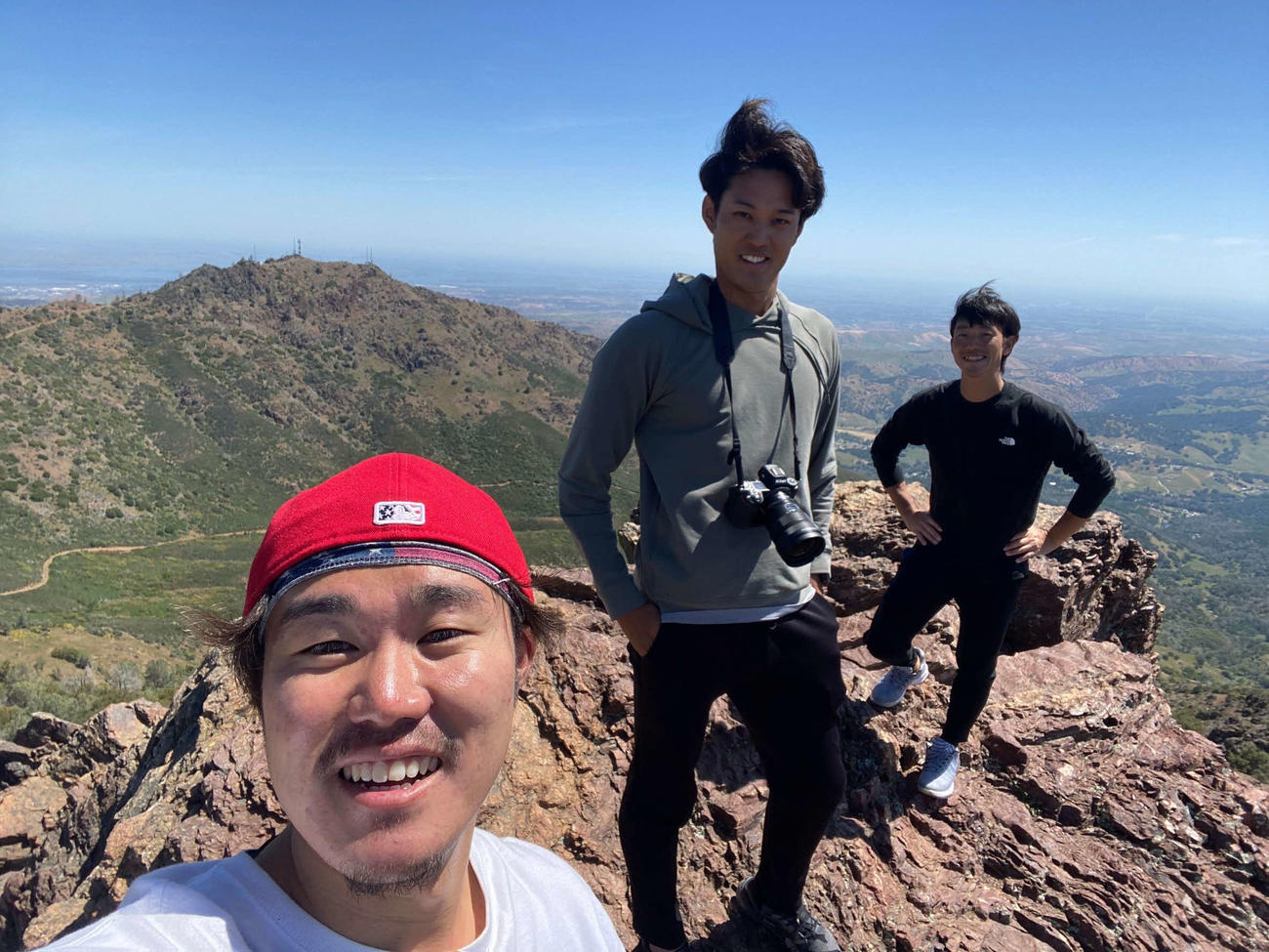 藤浪（中央）、木下喜雄マッサージセラピスト（右）とディアブロ山に登った関西テレビ・服部優陽アナウンサー（服部アナ提供写真）