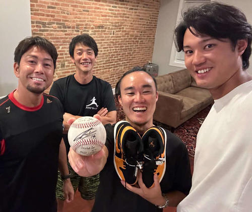 服部優陽アナウンサー（右から2人目）は9月、藤浪晋太郎（右）、鎌田一生通訳兼パーソナルトレーナー（左）、木下喜雄マッサージセラピストからシューズと記念球を贈られ笑顔（服部アナ提供）