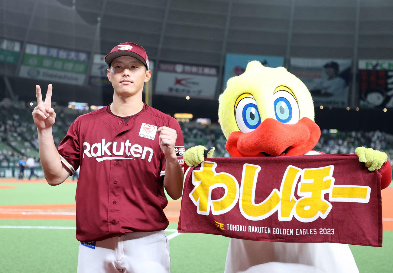 7月23日、勝利しポーズを決める楽天辰己涼介