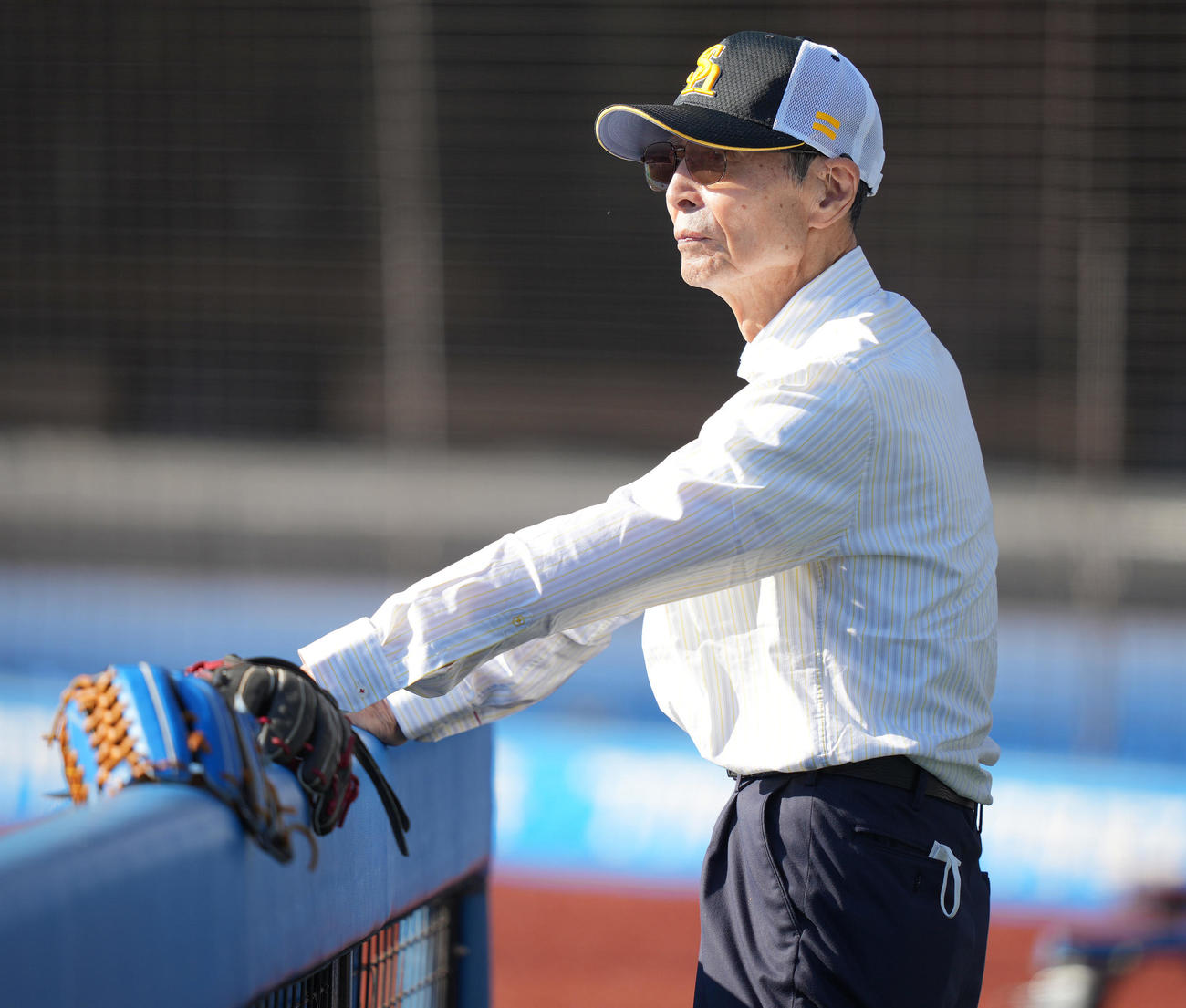 7月24日、試合前練習をベンチから見るソフトバンク王貞治会長