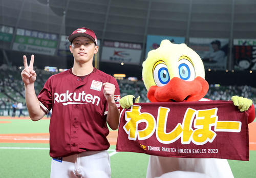 7月23日、勝利しポーズを決める楽天辰己涼介
