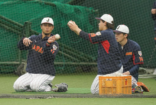 宮城(中央)佐々木(右)に変化球のアドバイスをするダルビッシュ