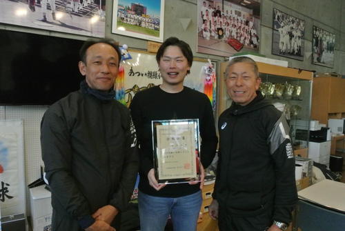 23年12月、岩切さん（中央）の快挙を祝福する日大三野球部の三木監督（左）と小倉前監督
