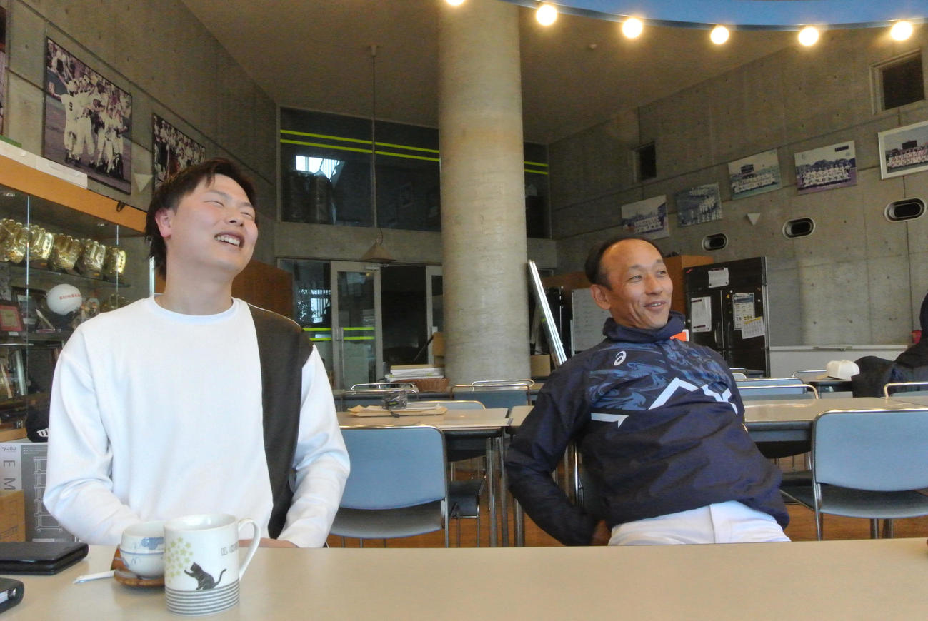 卒業から6年が過ぎ、岩切さん（左）は三木監督に何も遠慮せず話を聞く。三木監督もうれしそうだ（撮影・井上真）