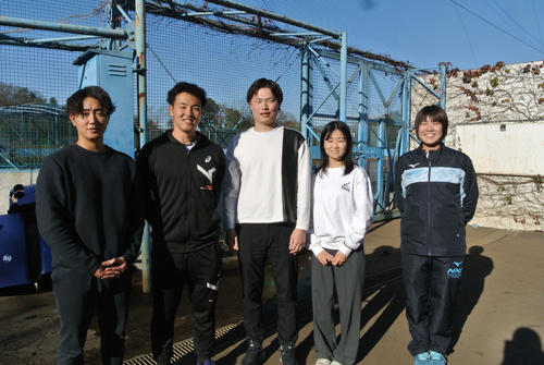 23年12月、日大三野球部を激励に訪れた岩切太輝さん（中央）。左から柿澤海大さん、桜井周斗、1人おいて同期マネジャーの山村友美子さん、1学年下のマネジャー米本ひかるさん
