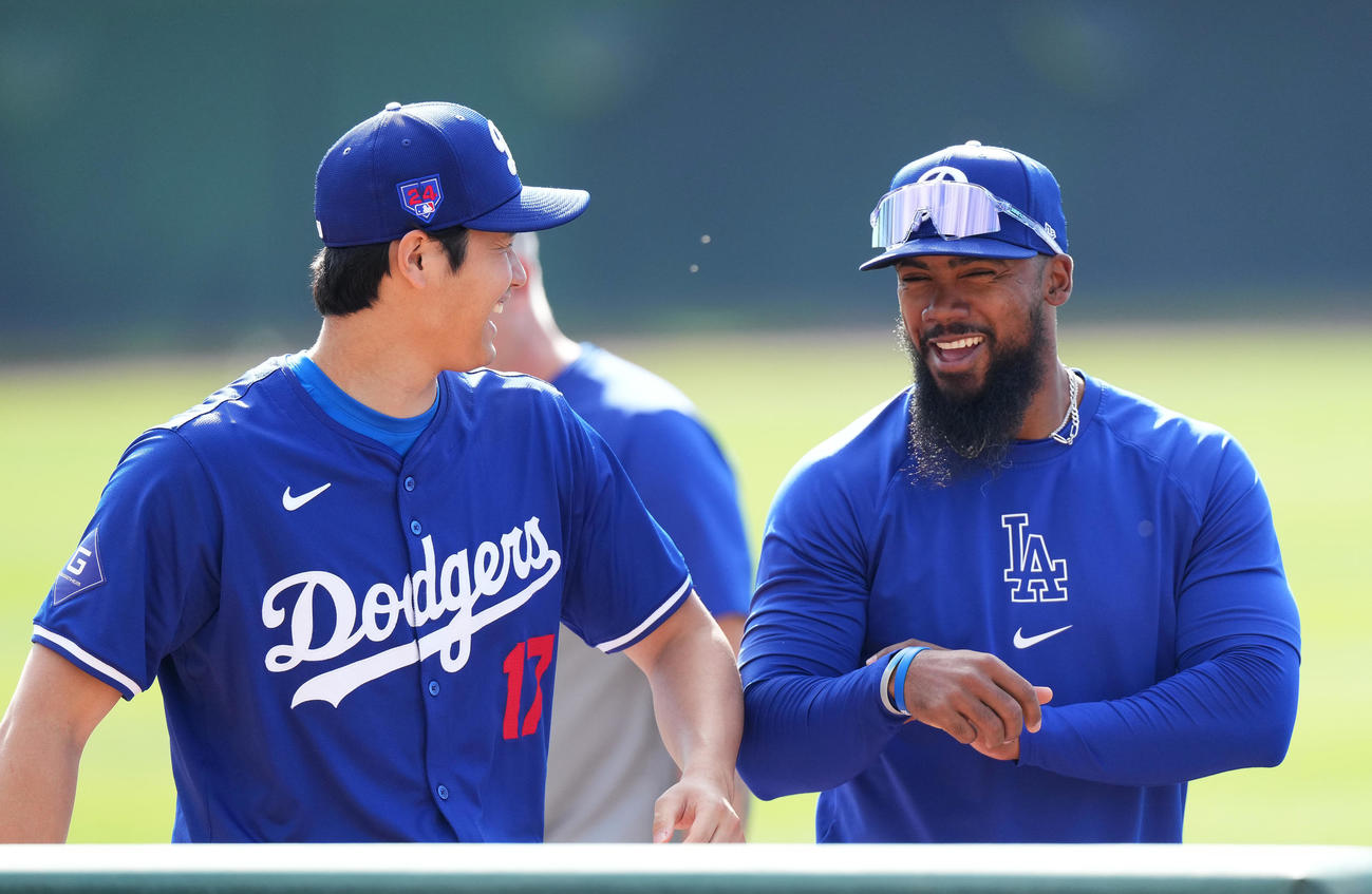 ドジャース大谷翔平（左）と談笑するヘルナンデス